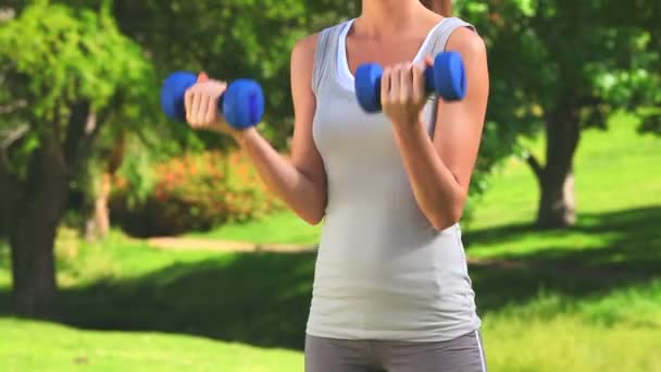 Mulher dinâmica usando halteres — Vídeo de Stock