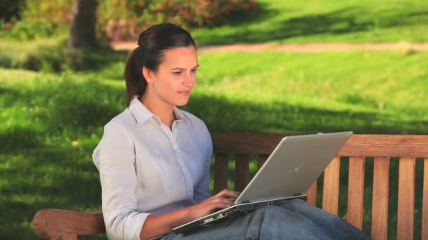 Mulher bonita usando um laptop — Vídeo de Stock