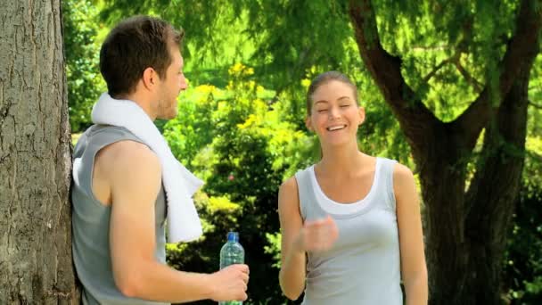 Atletische vrouw vriend toetreden na een jog — Stockvideo