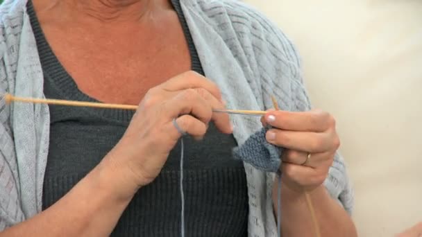 Senior woman knitting very fast — Stock Video