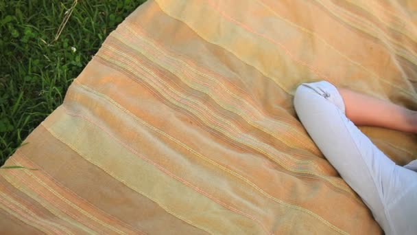 Woman listening to music outdoors — Stock Video