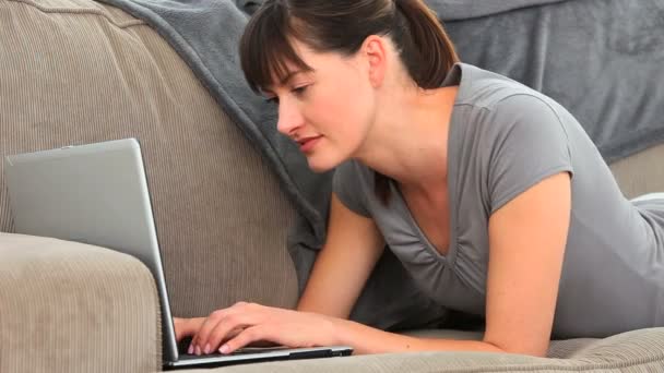 Brunette genieten van een chat op een laptop — Stockvideo