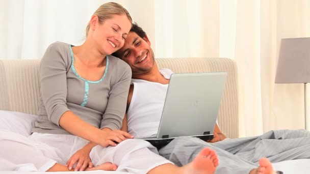 Charmant couple utilisant un ordinateur portable — Video