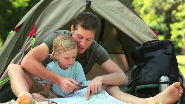 Padre che insegna a suo figlio a leggere una mappa — Video Stock