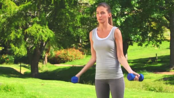 Милая леди делает упражнения на мускулатуру — стоковое видео