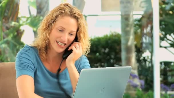 Donna casual che parla al telefono — Video Stock