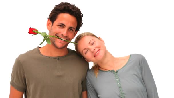 Красивий чоловік з трояндою між зубами — стокове відео