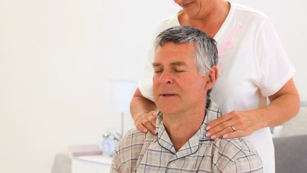 Mujer dando un masaje a su marido — Vídeos de Stock