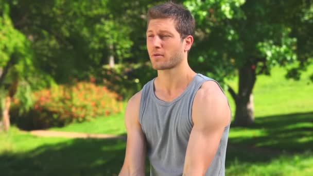 Brown-haired man using dumbbells — Stock Video