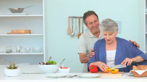 Nettes reifes Paar bereitet das Abendessen vor — Stockvideo