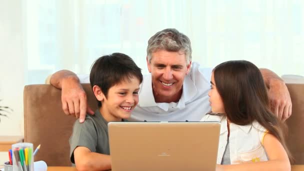 Family with a laptop — Stock Video