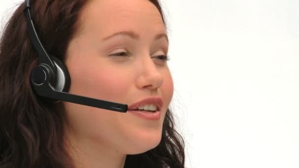 Ung affärskvinna i ett callcenter — Stockvideo