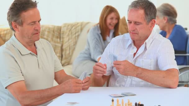 Amigos mayores jugando a las cartas — Vídeos de Stock