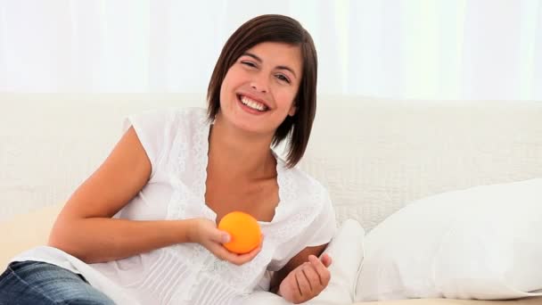 Roztomilý hnědovlasá žena vůně pomeranč — Stock video