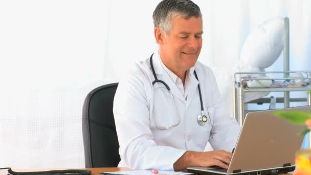 Orvos dolgozik-ra-a laptop — Stock videók
