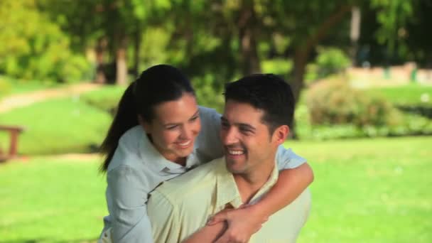 Muž dává prasátko zpět na svou přítelkyni — Stock video