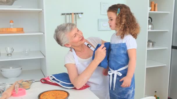 Abuela con su nieta después de cocinar — Vídeo de stock