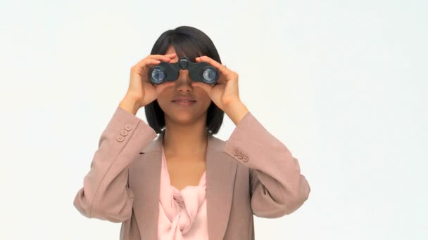 Mujer de negocios asiática usando prismáticos — Vídeo de stock