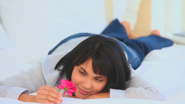 Leuke Aziatische vrouw met een roze bloem — Stockvideo