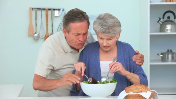 Зрелая пара готовит салат — стоковое видео