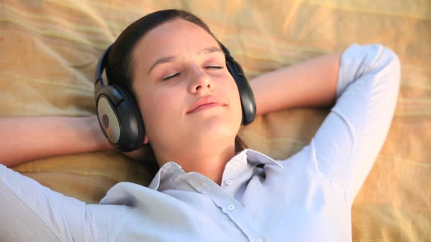 Mujer relajada escuchando música al aire libre — Vídeo de stock