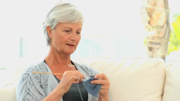 Senior woman knitting — Stock Video