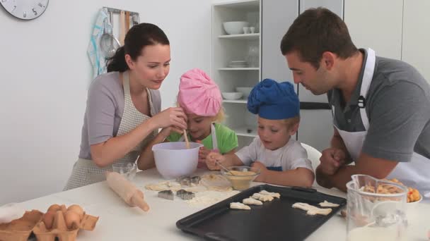 Ebeveynler çocuklarıyla yemek pişiriyor. — Stok video