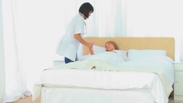 Eine Krankenschwester zu Besuch bei einem Patienten — Stockvideo