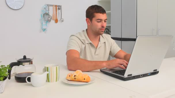 Casual man working on his laptop — Stock Video