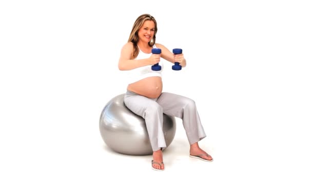 怀孕的妇女在健身房球 — 图库视频影像