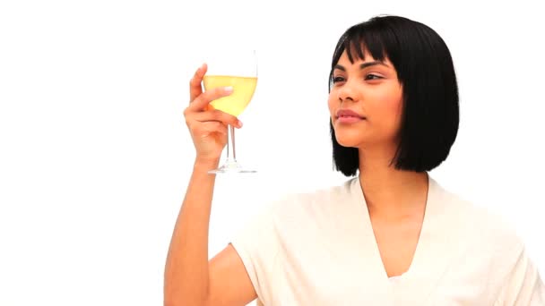 Asiática mujer disfrutando de un vino blanco — Vídeos de Stock