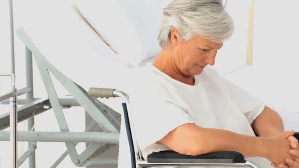 Mujer en silla de ruedas pensando — Vídeos de Stock