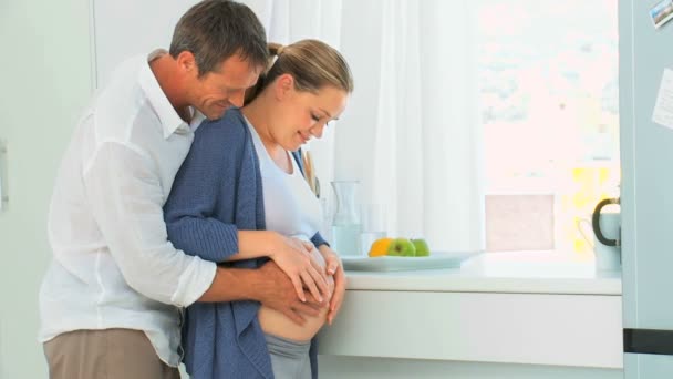 Schattig toekomstige ouders in de keuken — Stockvideo