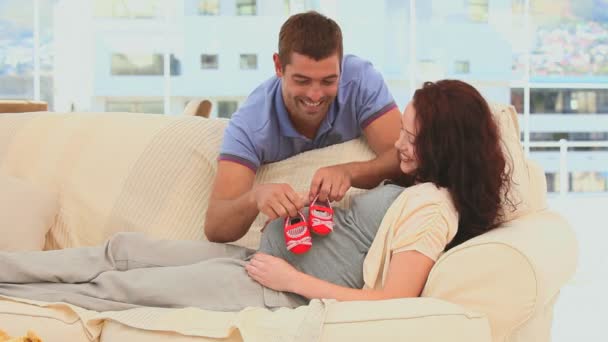 Hombre jugando con pequeños zapatos rojos — Vídeos de Stock