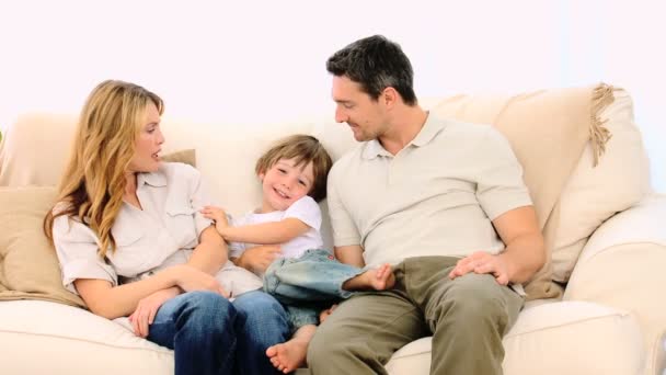 Pequeño niño hablando con sus padres — Vídeo de stock