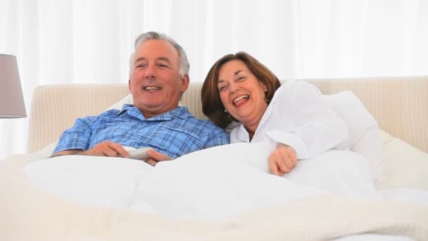 Aposentado casal assistindo tv — Vídeo de Stock