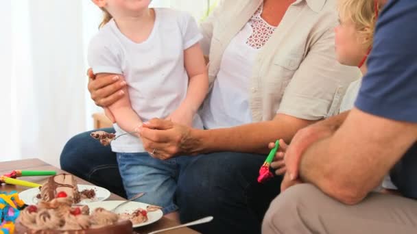 Glückliche Familie bei einem Geburtstag — Stockvideo