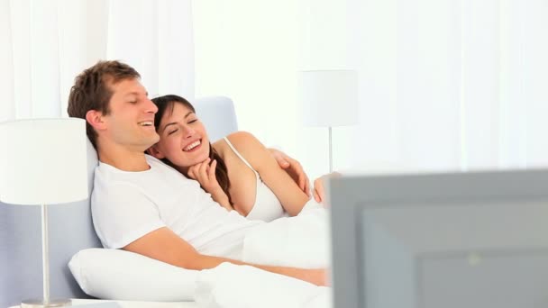 素敵なカップルのテレビを見て — ストック動画