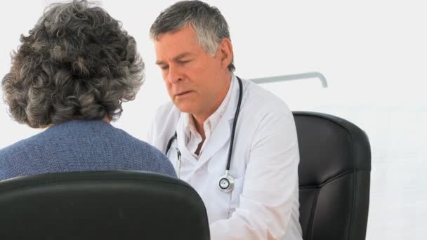 Médico sênior conversando com seu paciente — Vídeo de Stock