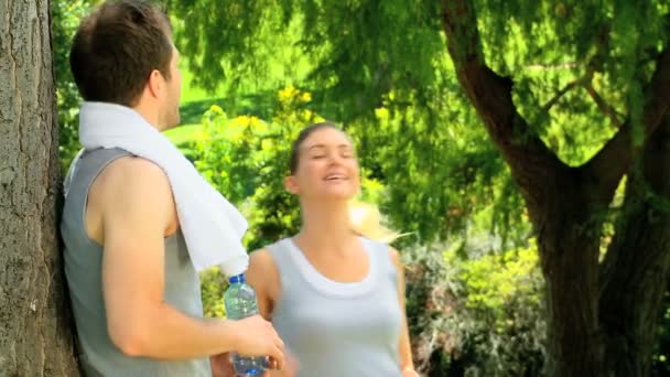Par ta en vila efter jogging — Stockvideo