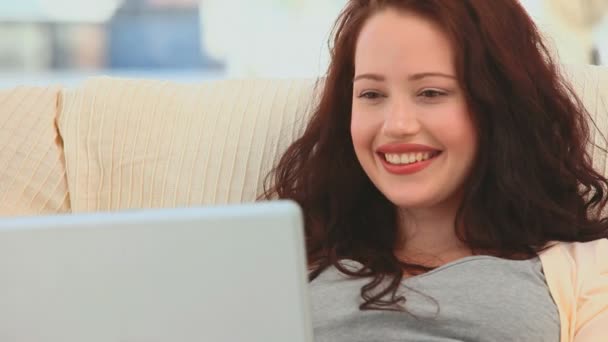 Mujer feliz riendo — Vídeo de stock