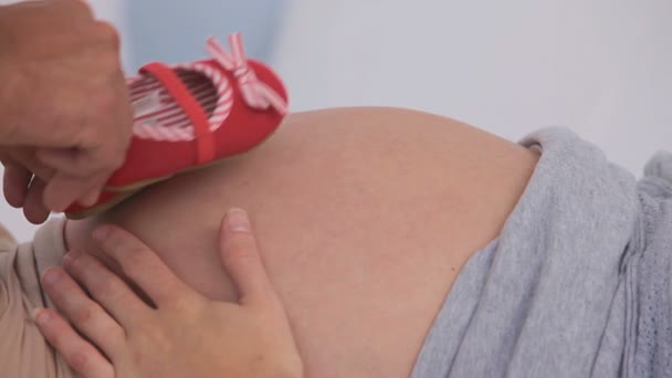 Vientre de una mujer embarazada — Vídeos de Stock