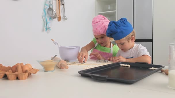 Niños adorables cocinando — Vídeos de Stock