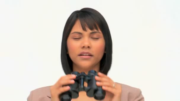 Ασιατική γυναίκα σε κοστούμι χρησιμοποιώντας κιάλια — Αρχείο Βίντεο