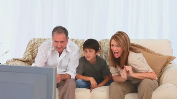 Televizyonda maç izlerken aile — Stok video