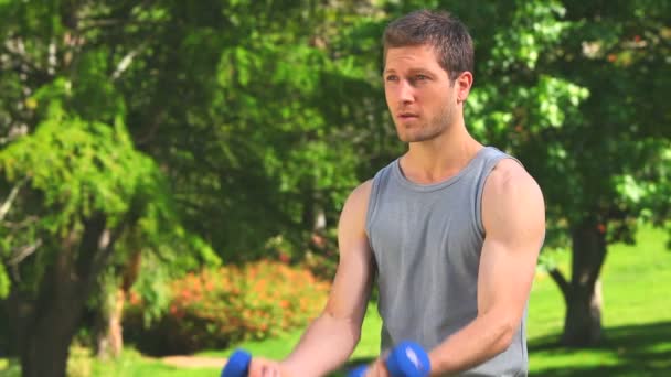Hombre guapo haciendo ejercicios con pesas — Vídeos de Stock