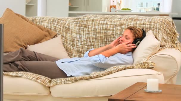 Mujer mintiendo y escuchando música — Vídeos de Stock