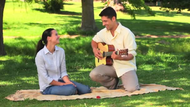 Hombre atractivo tocando la guitarra a su esposa — Vídeo de stock