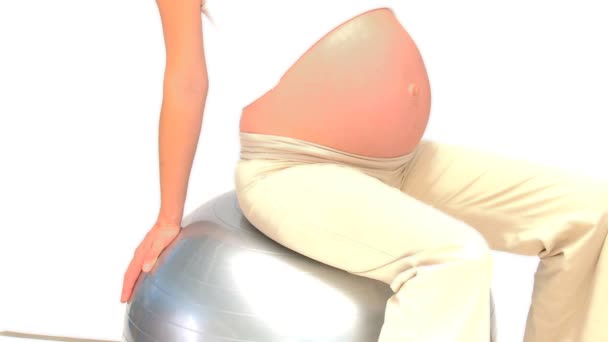 Femme enceinte sur une balle de gym — Video