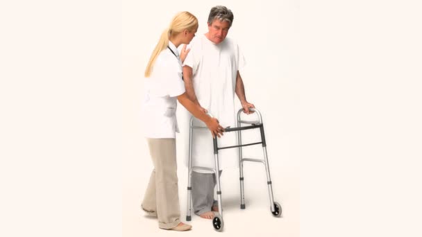 Медсестра помогает пациенту ходить — стоковое видео